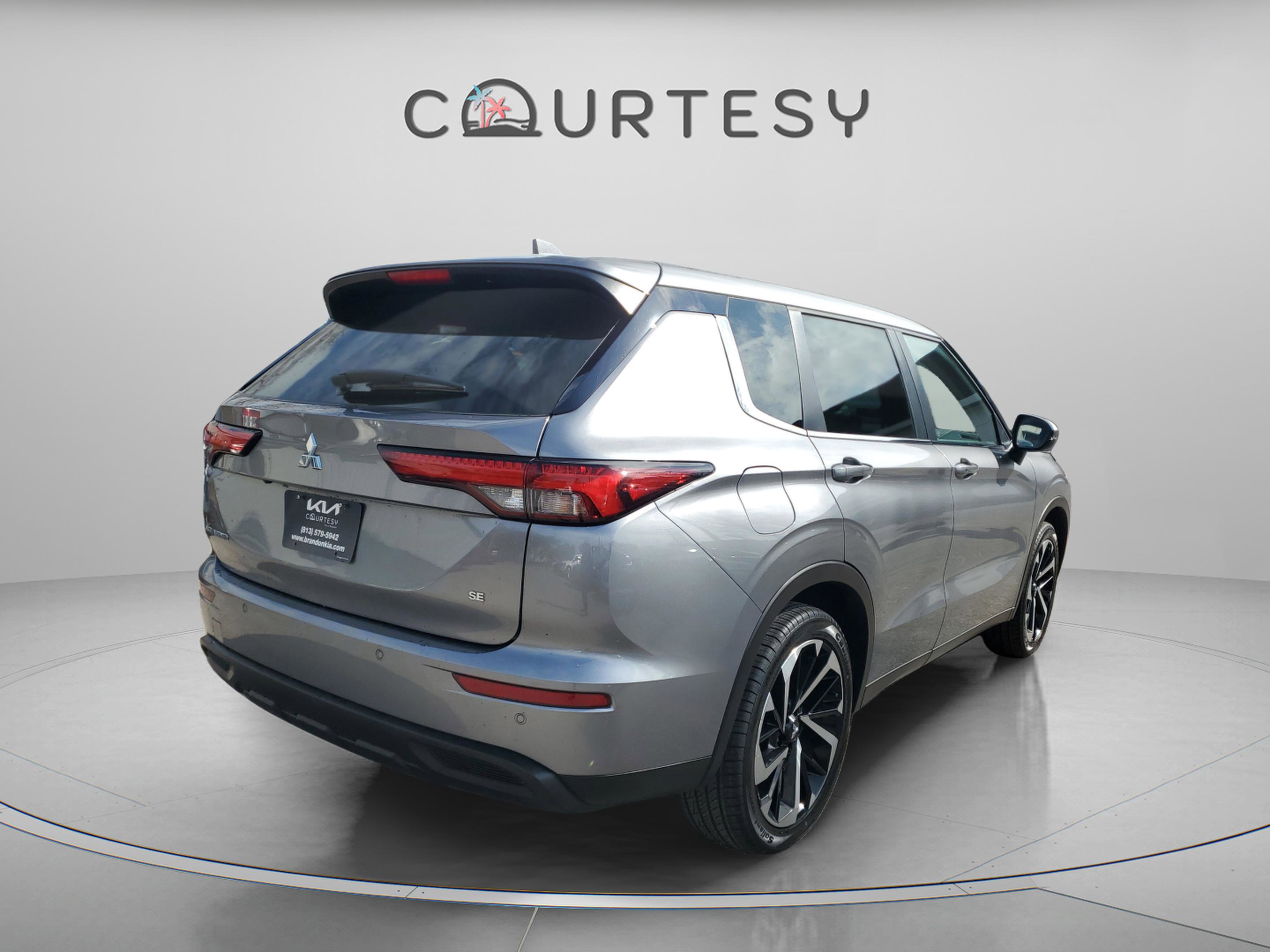 Used 2023 Mitsubishi Outlander SE Black Edition image 5