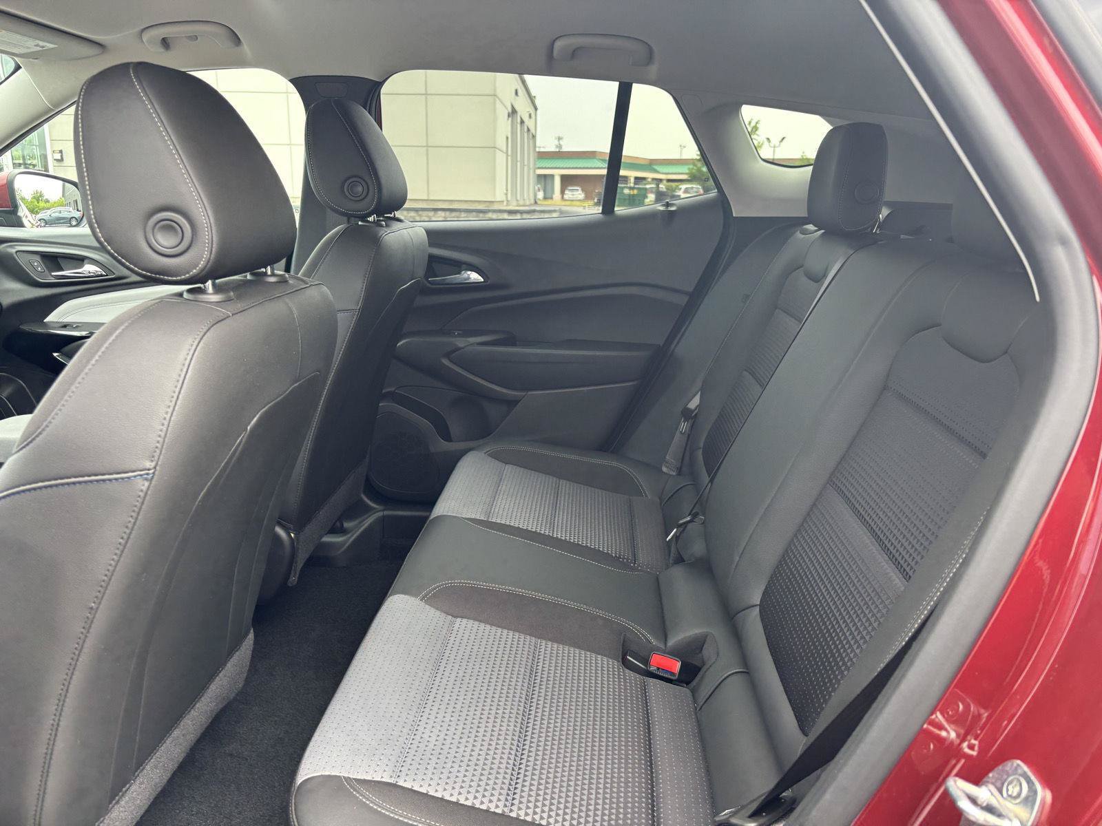 Used 2024 Chevrolet Trax LT w/ LT Convenience Package FWD image 30