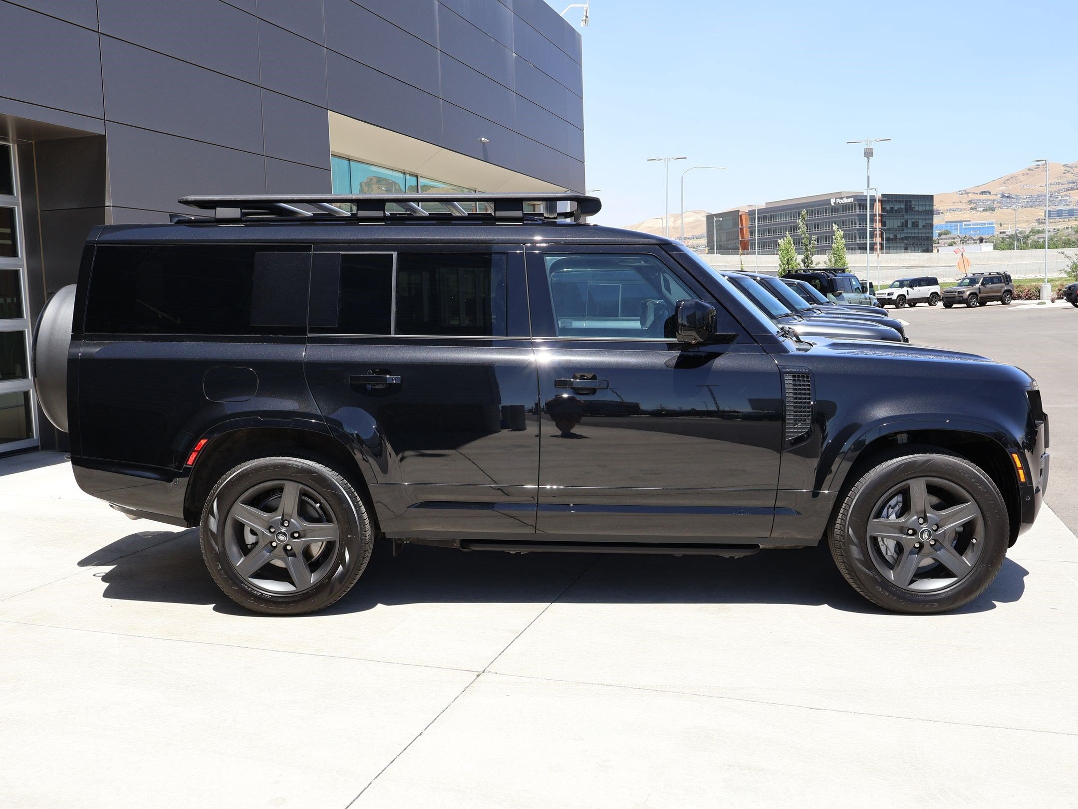Certified 2025 Land Rover Defender 130 X-Dynamic SE AWD/4WD image 5