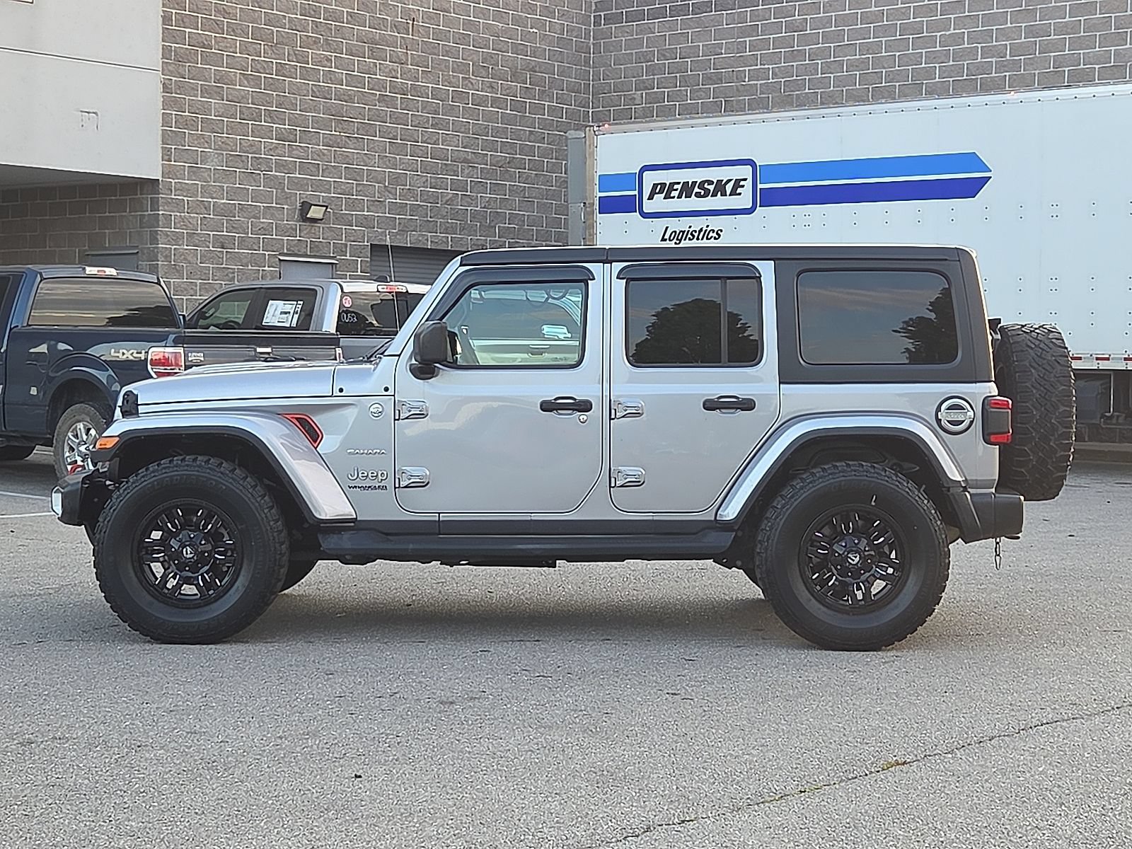 Used 2018 Jeep Wrangler Unlimited Sahara AWD/4WD image 3