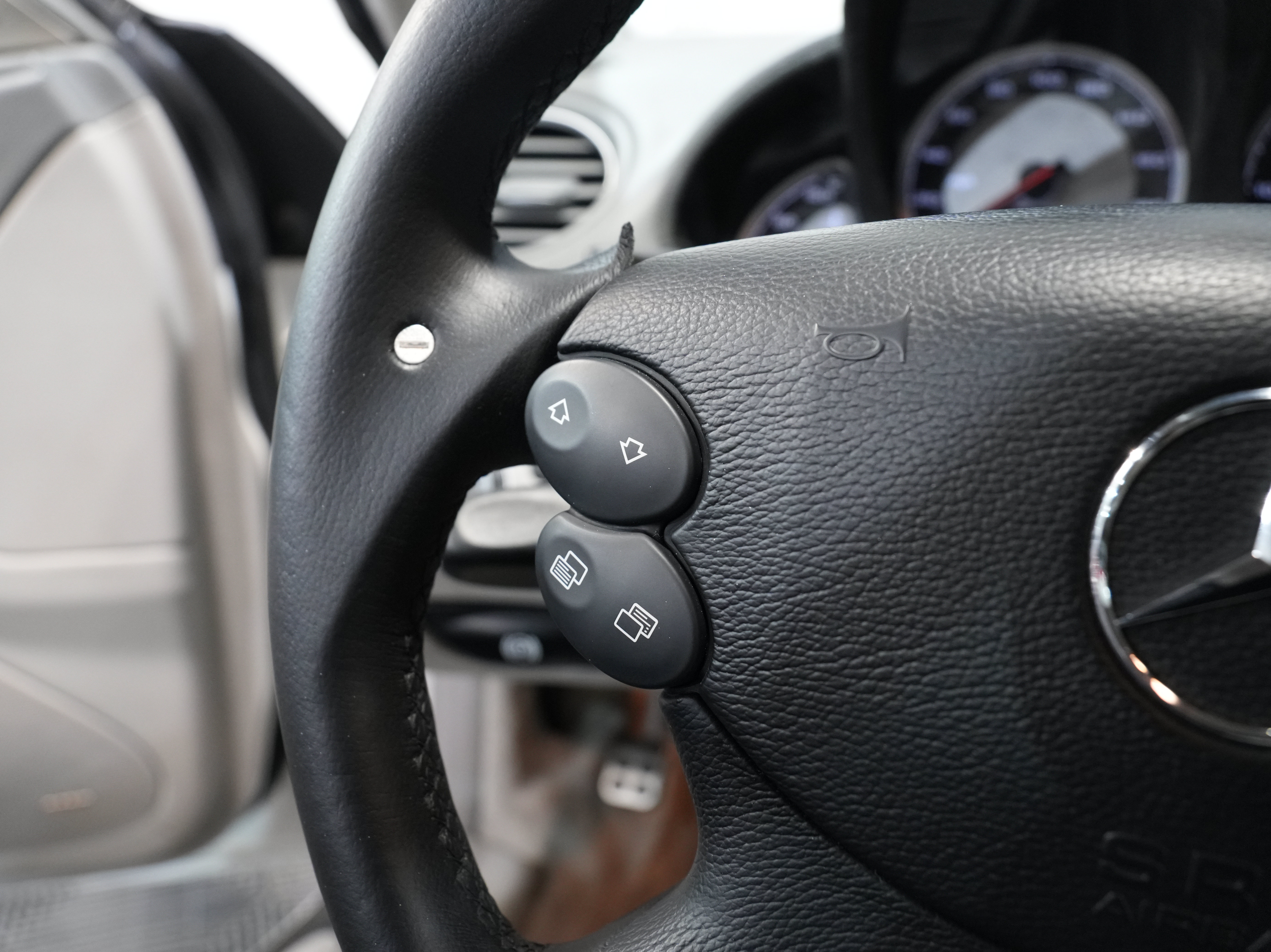 Used 2006 Mercedes-Benz SL 55 AMG image 39