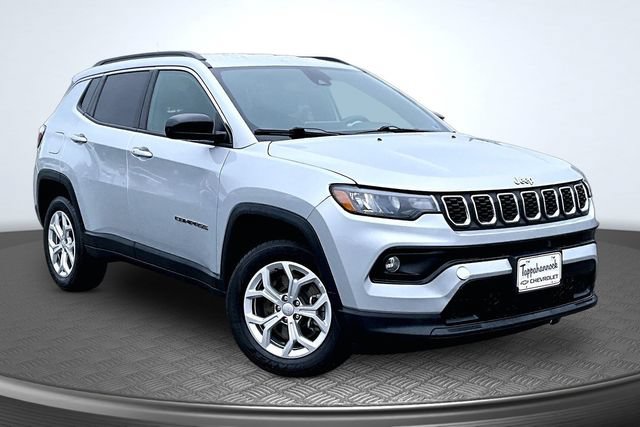 Used 2024 Jeep Compass Latitude AWD/4WD image 3