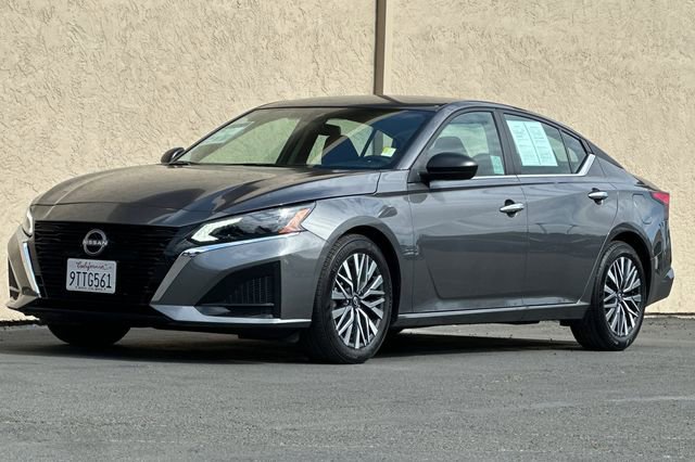 Used 2025 Nissan Altima 2.5 SV FWD image 11