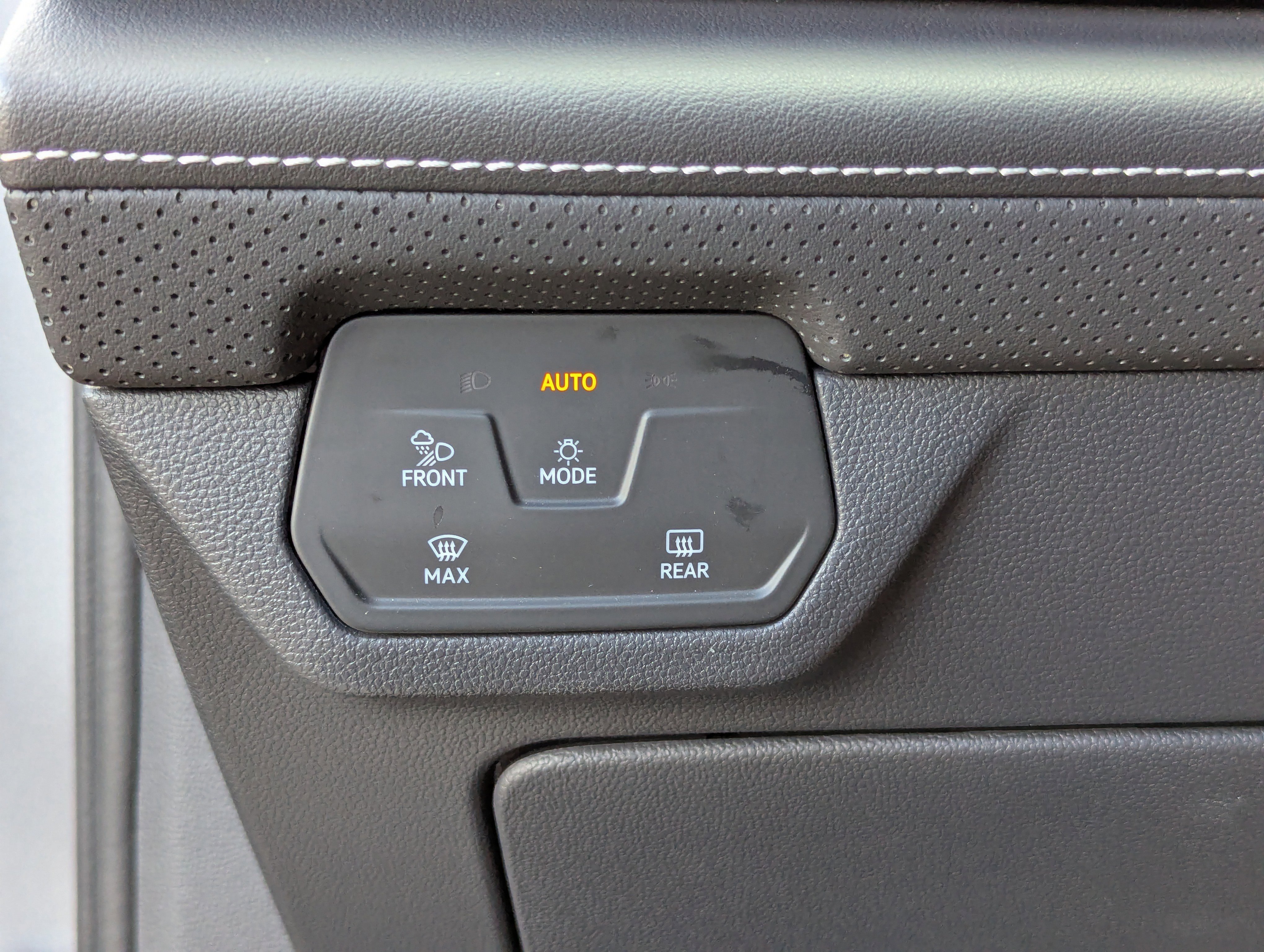 Used 2025 Volkswagen Atlas SE image 28