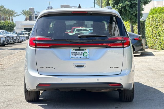 Used 2026 Chrysler Pacifica Limited w/ S Appearance Package FWD image 5