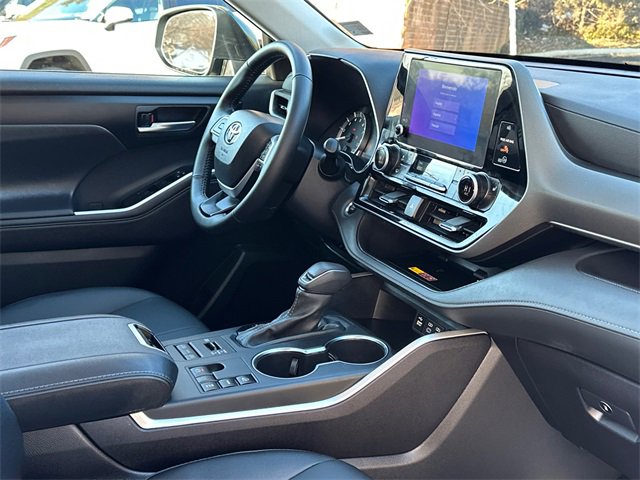 Certified 2025 Toyota Highlander XLE image 14