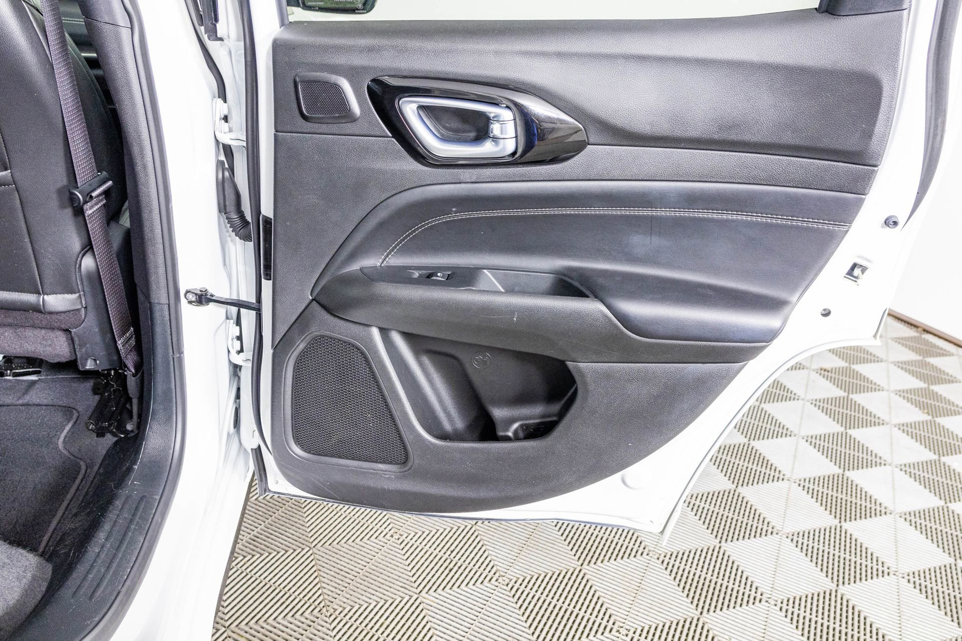 Used 2024 Jeep Compass Limited w/ High Altitude Package image 39