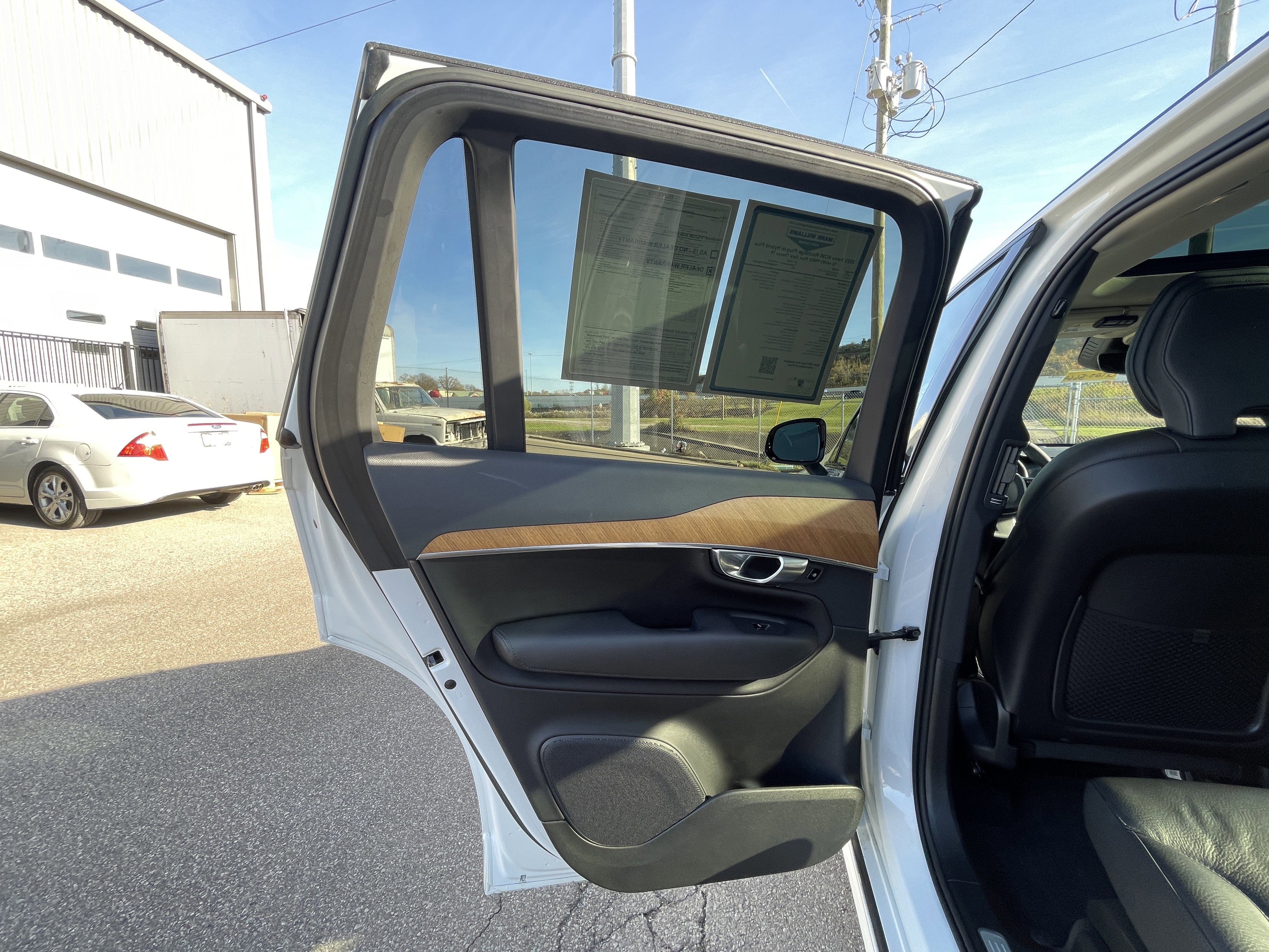 Used 2023 Volvo XC90 T8 Plus image 23