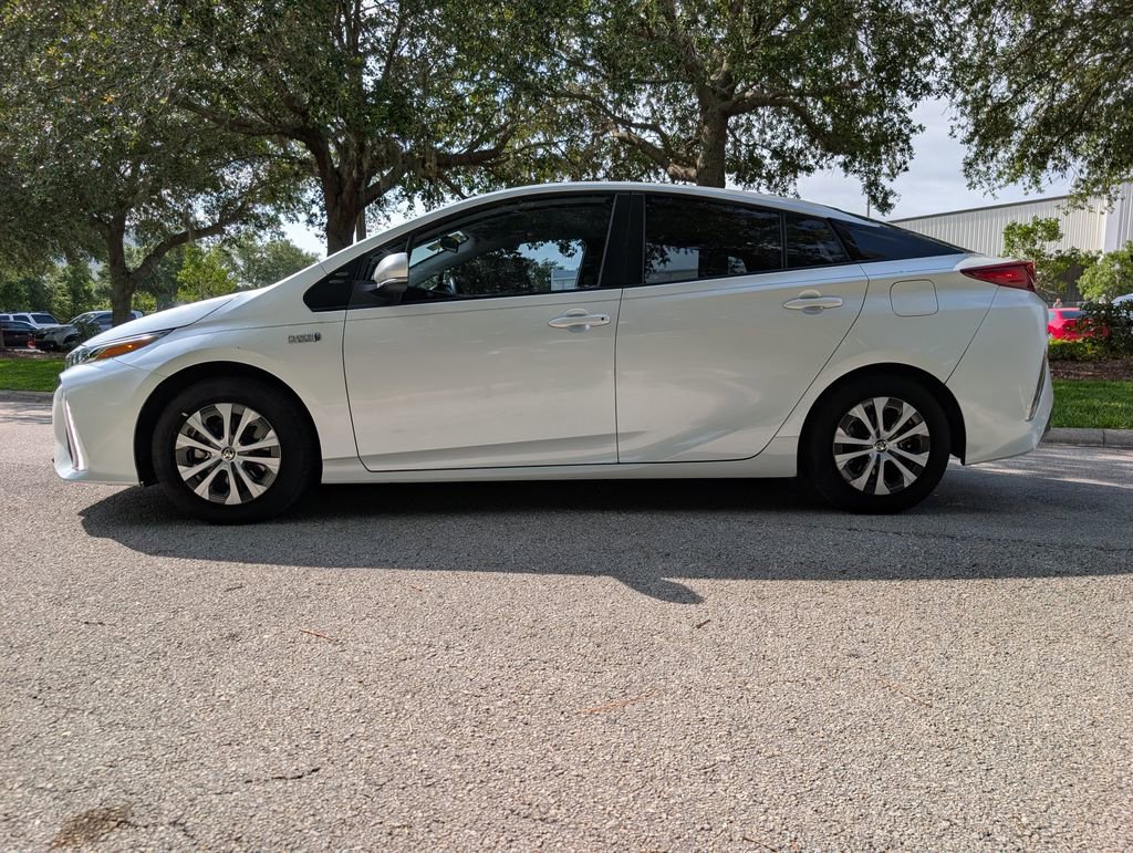 Used 2021 Toyota Prius Prime LE FWD image 3