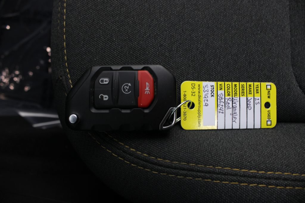 Used 2025 Jeep Wrangler Unlimited Sahara w/ Safety Group AWD/4WD image 7