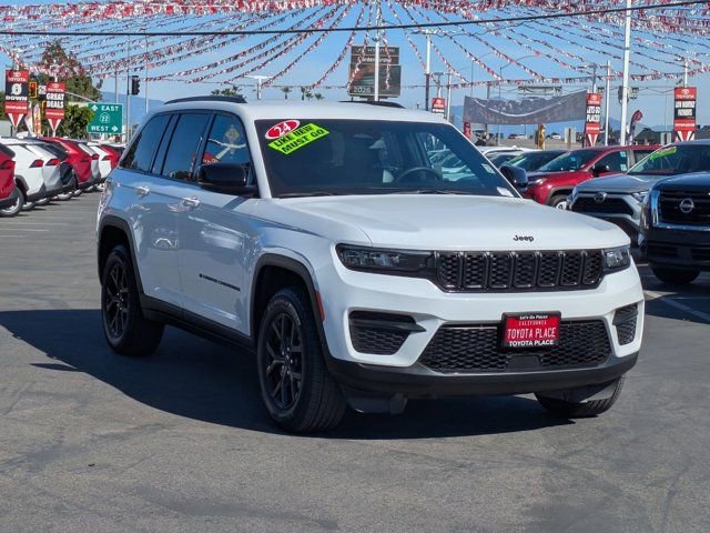 Used 2024 Jeep Grand Cherokee Altitude image 3