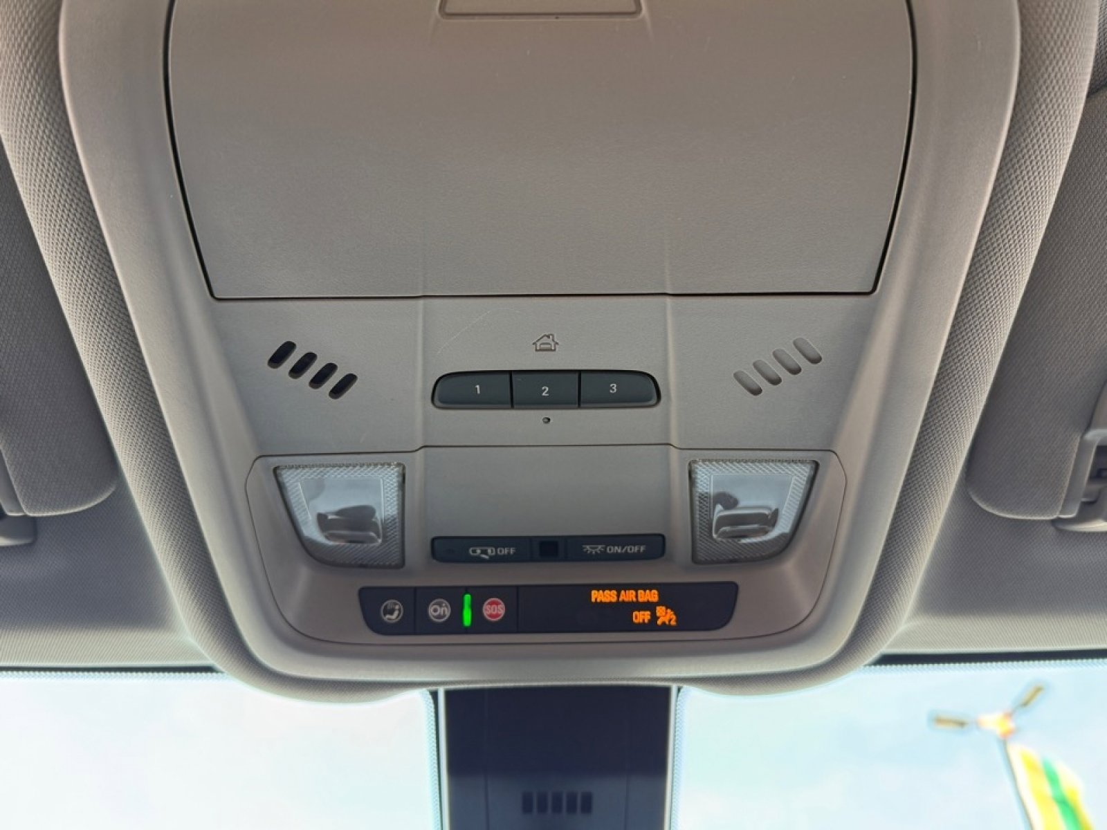 Used 2020 Chevrolet Equinox LT w/ Driver Convenience Package image 32