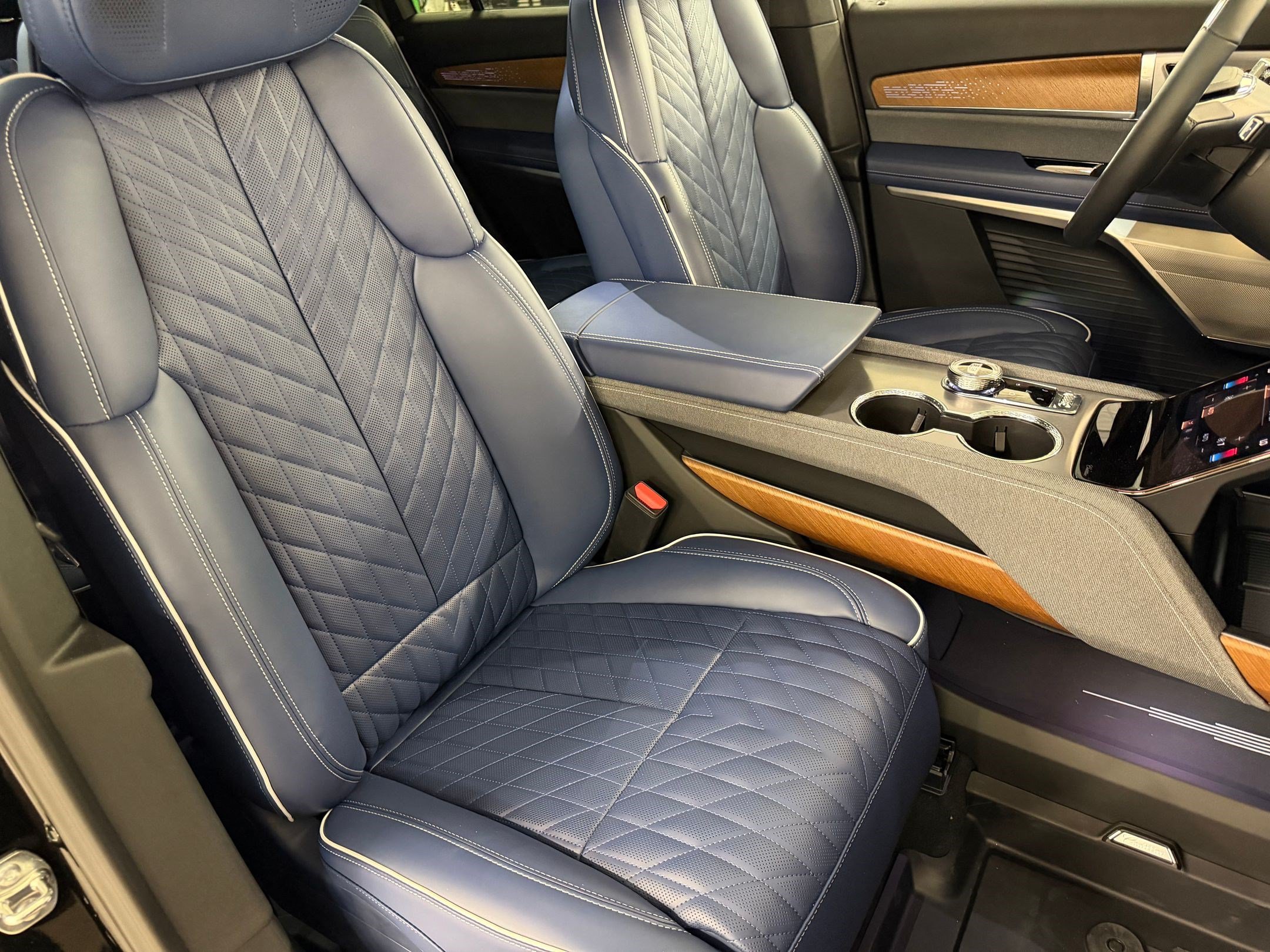 New 2026 Cadillac Vistiq Premium Luxury w/ LPO, Floor Liner Package AWD/4WD image 55