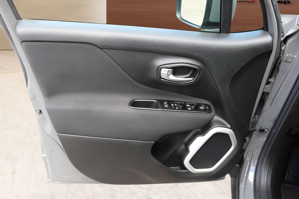 Used 2021 Jeep Renegade Latitude FWD image 10