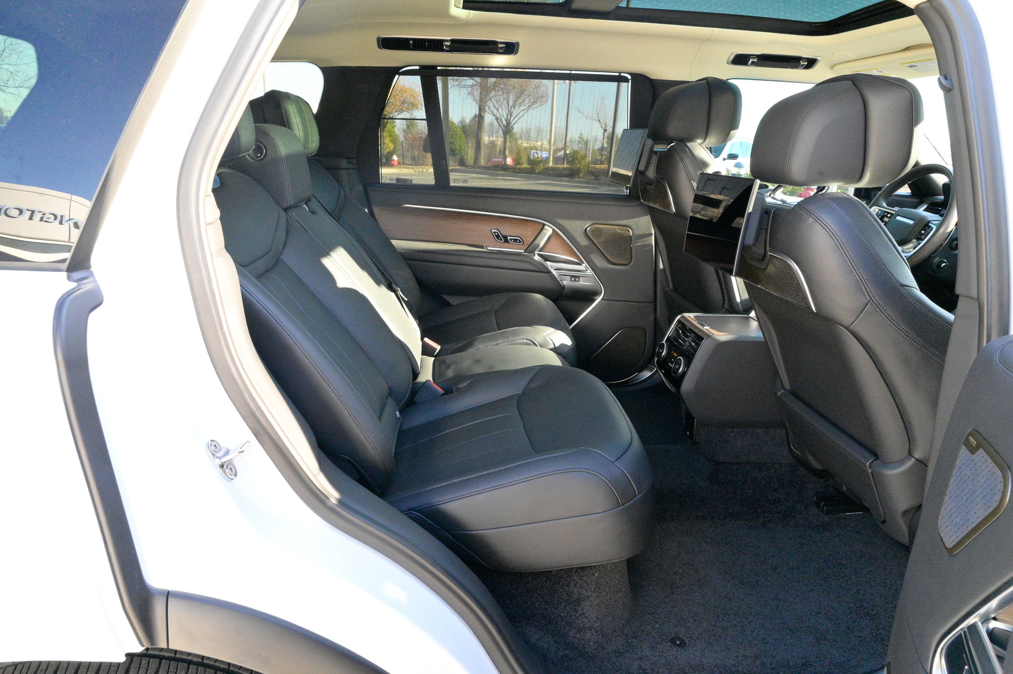 Used 2025 Land Rover Range Rover Long Wheelbase Autobiography image 48