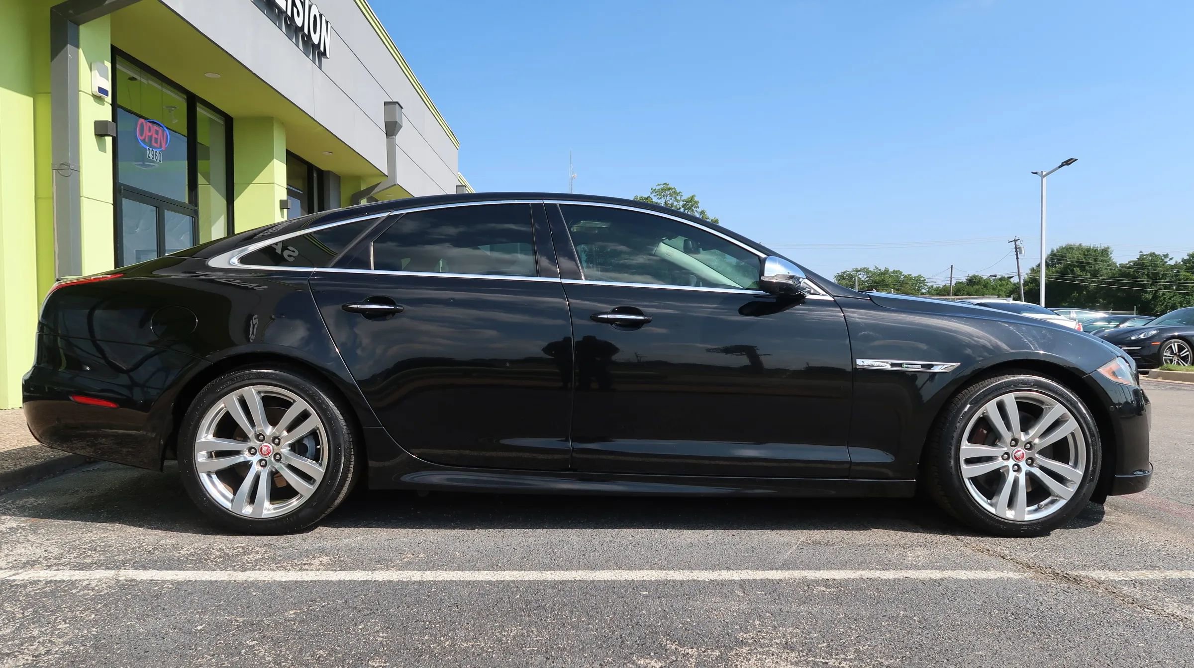 Used 2016 Jaguar XJ R-Sport RWD image 8