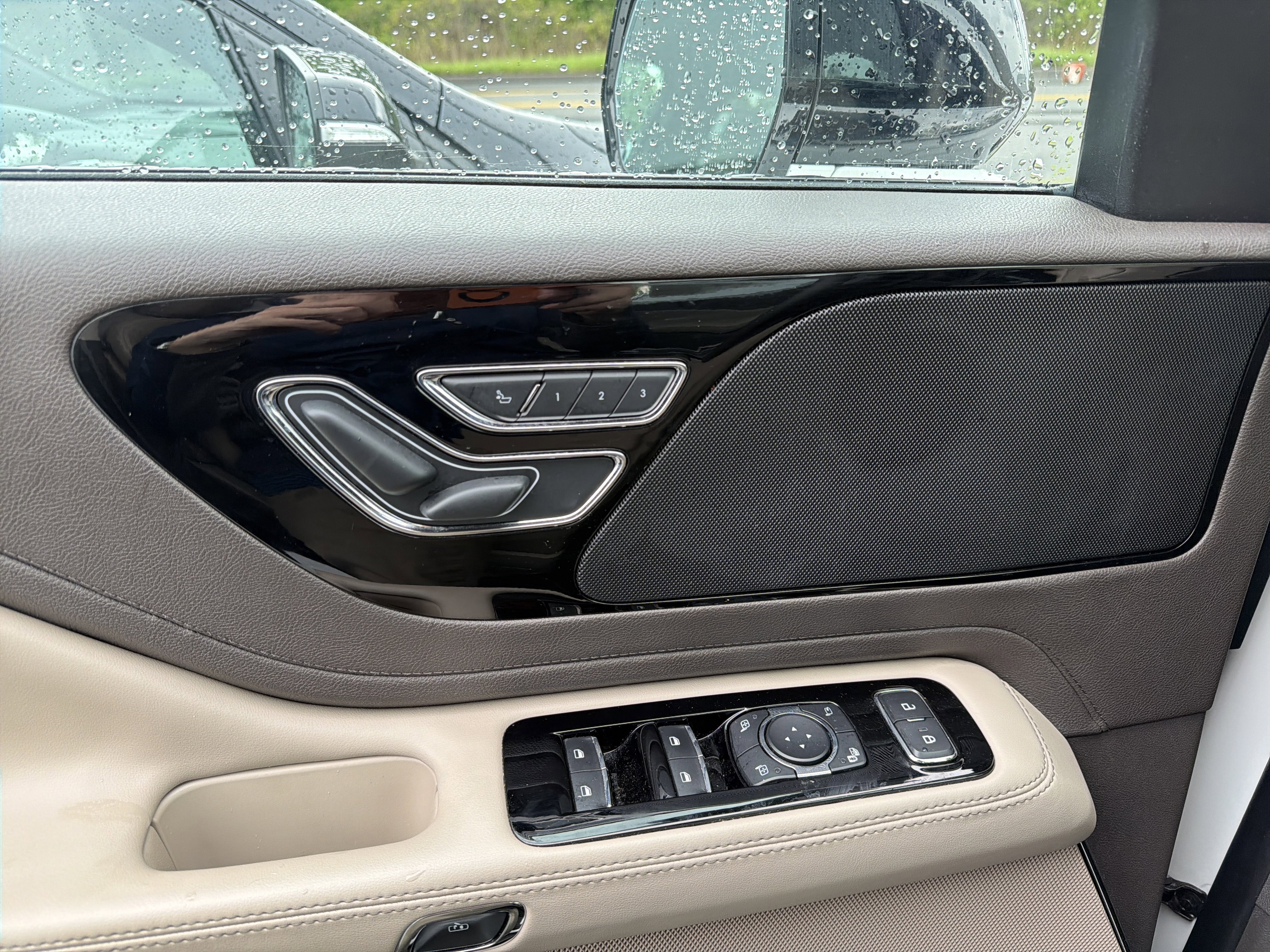Used 2023 Lincoln Aviator AWD w/ Premium Package image 11