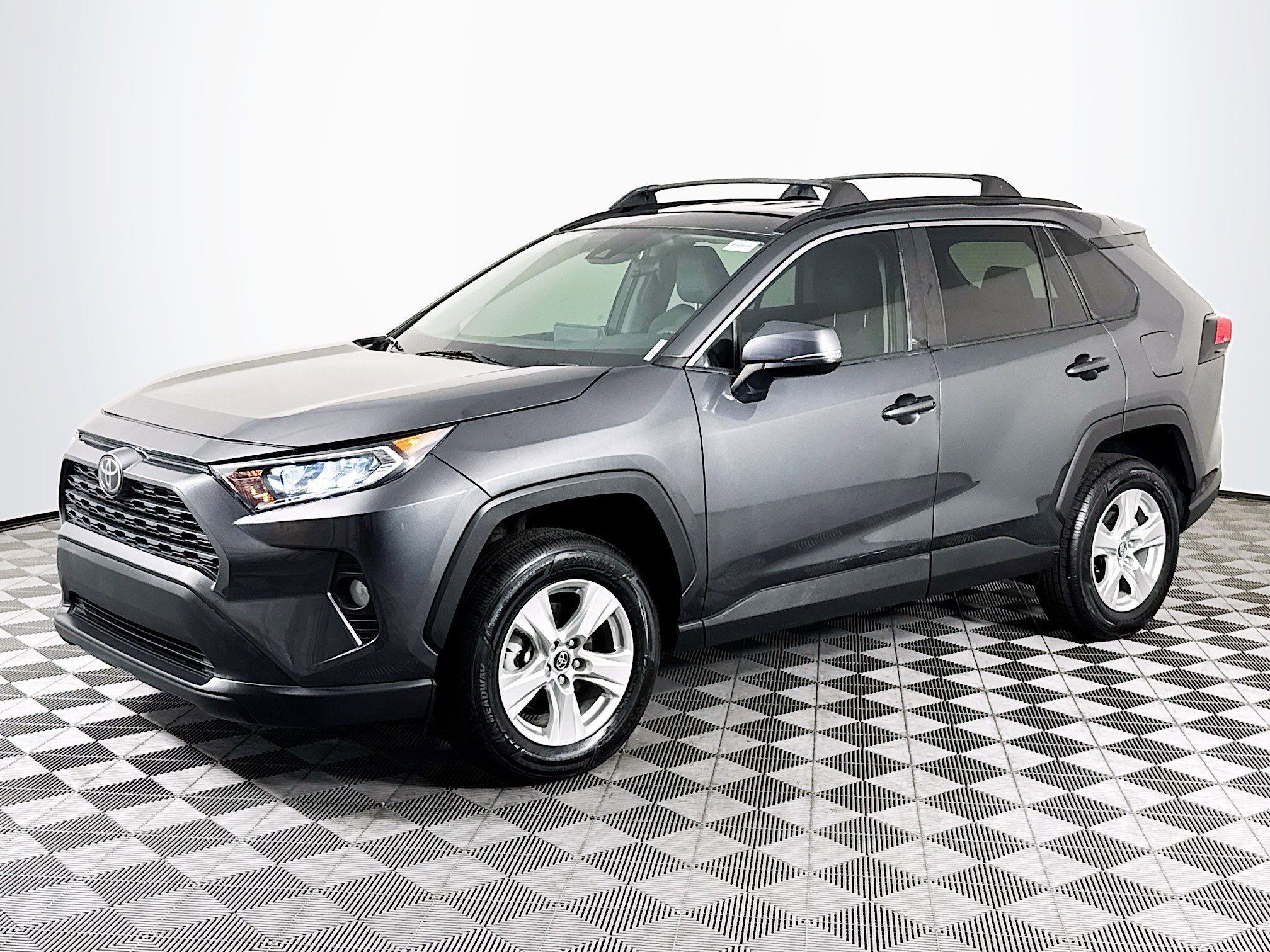 Used 2021 Toyota RAV4 XLE FWD image 4