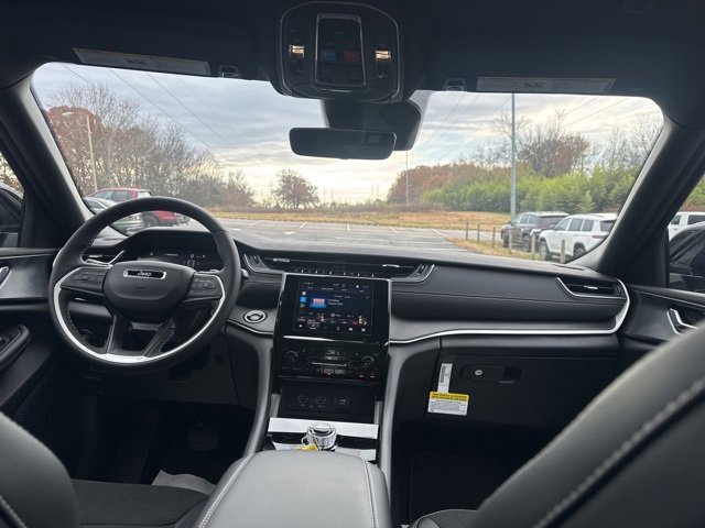 New 2025 Jeep Grand Cherokee Altitude image 12