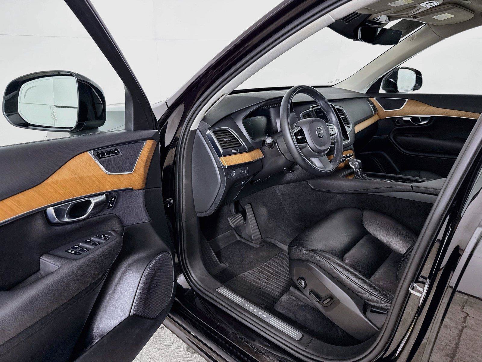 Used 2021 Volvo XC90 T6 Momentum w/ Climate Package AWD/4WD image 3