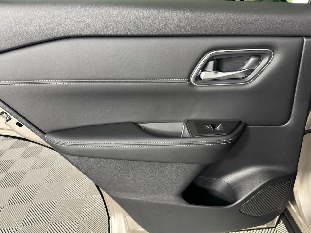 Used 2025 Nissan Rogue Platinum image 27