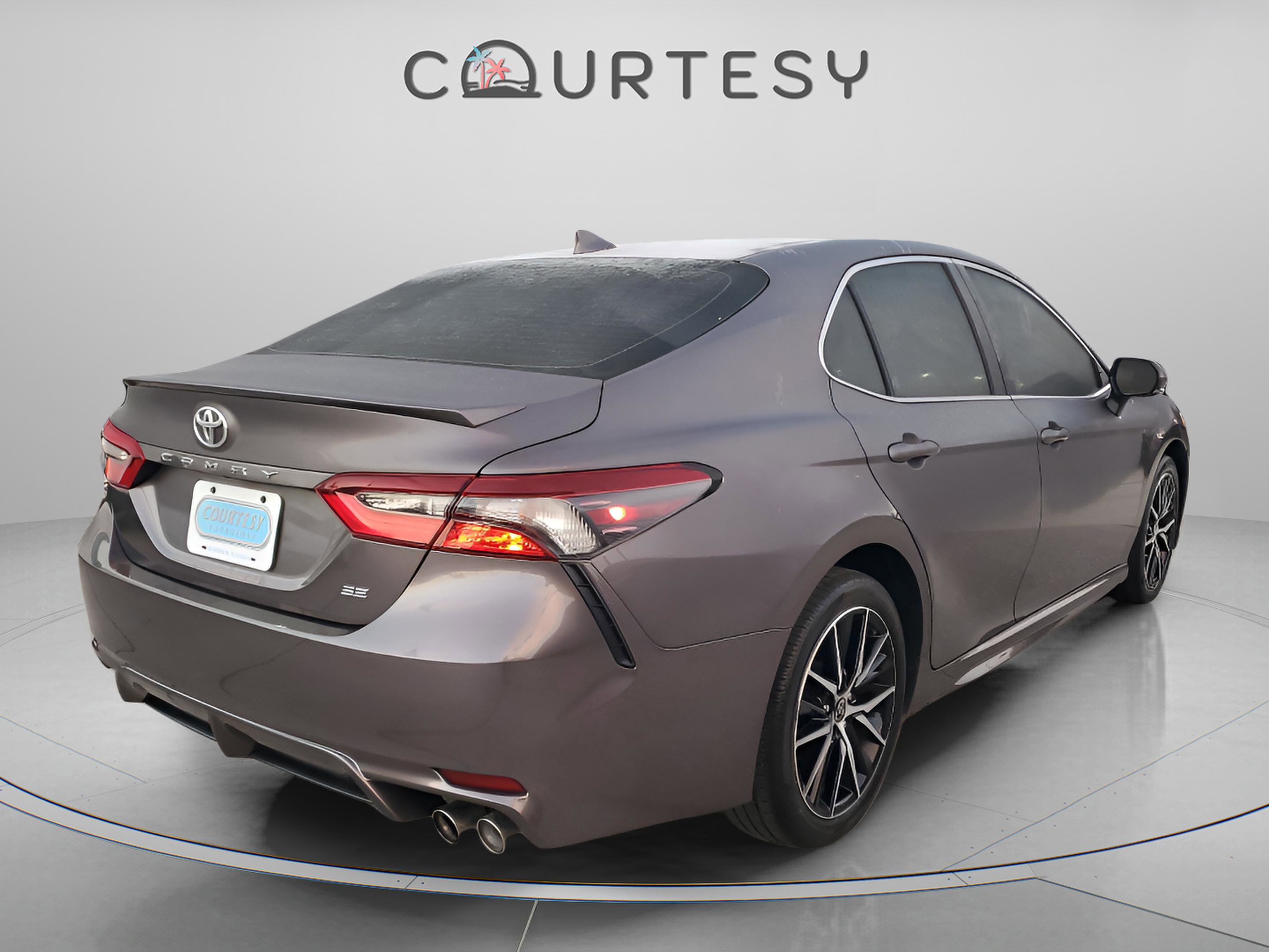 Used 2023 Toyota Camry SE image 4