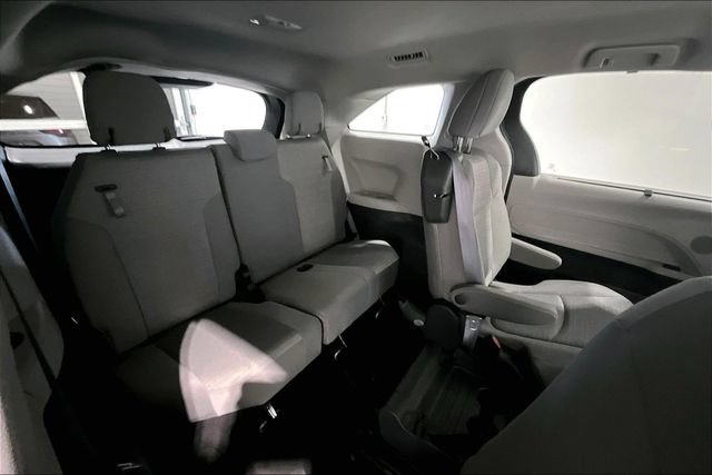Used 2021 Toyota Sienna LE FWD image 32
