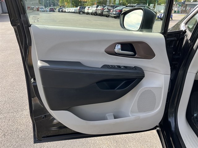 Used 2023 Chrysler Voyager LX FWD image 18