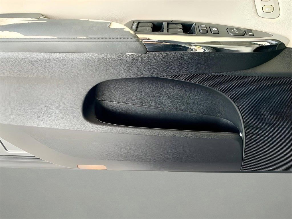 Used 2017 Toyota Avalon XLE Premium image 13