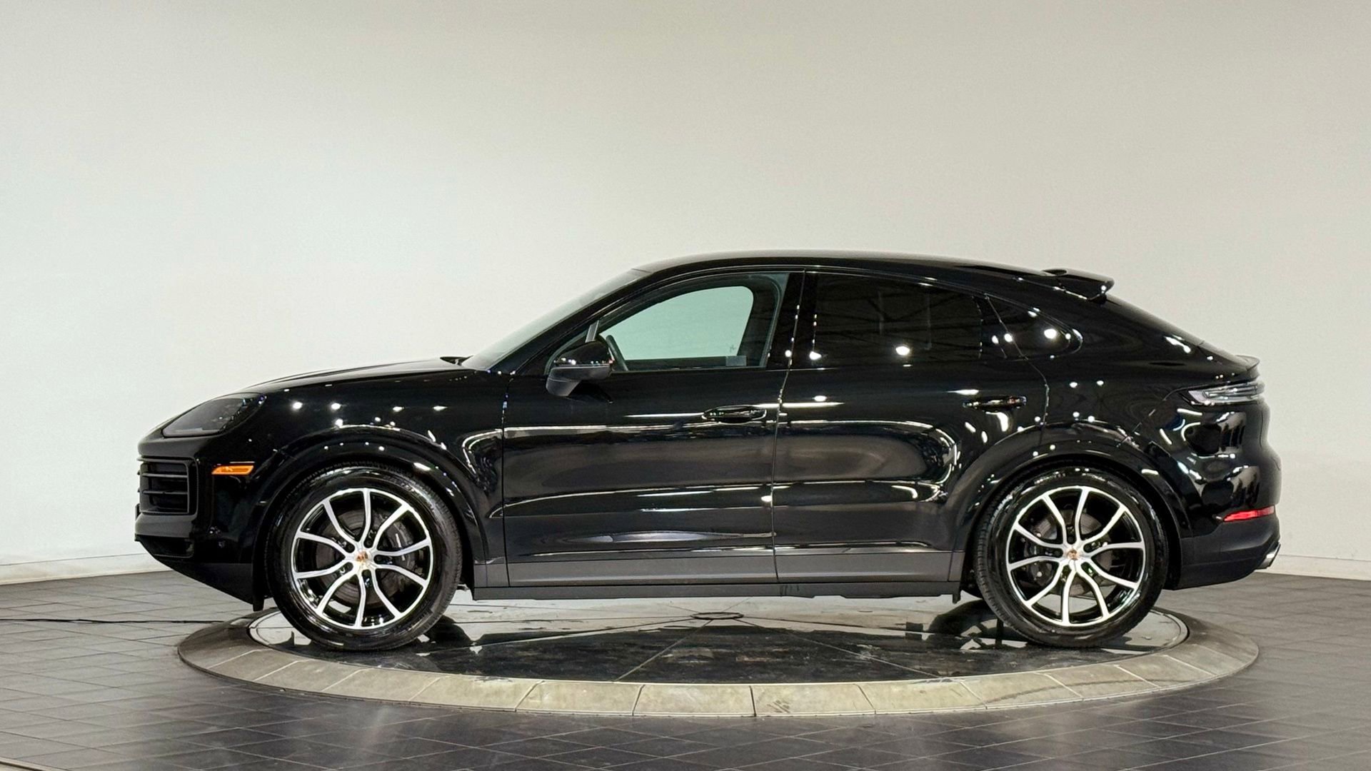 Used 2025 Porsche Cayenne Coupe image 6