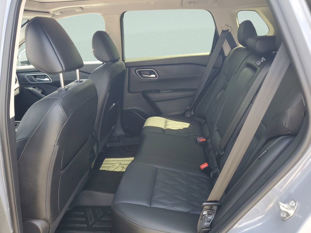 Used 2025 Nissan Rogue Platinum image 11