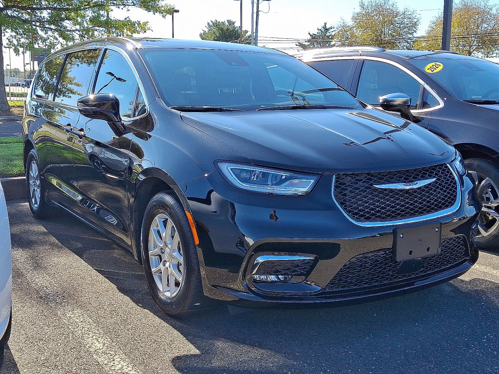 New 2026 Chrysler Pacifica Select image 2