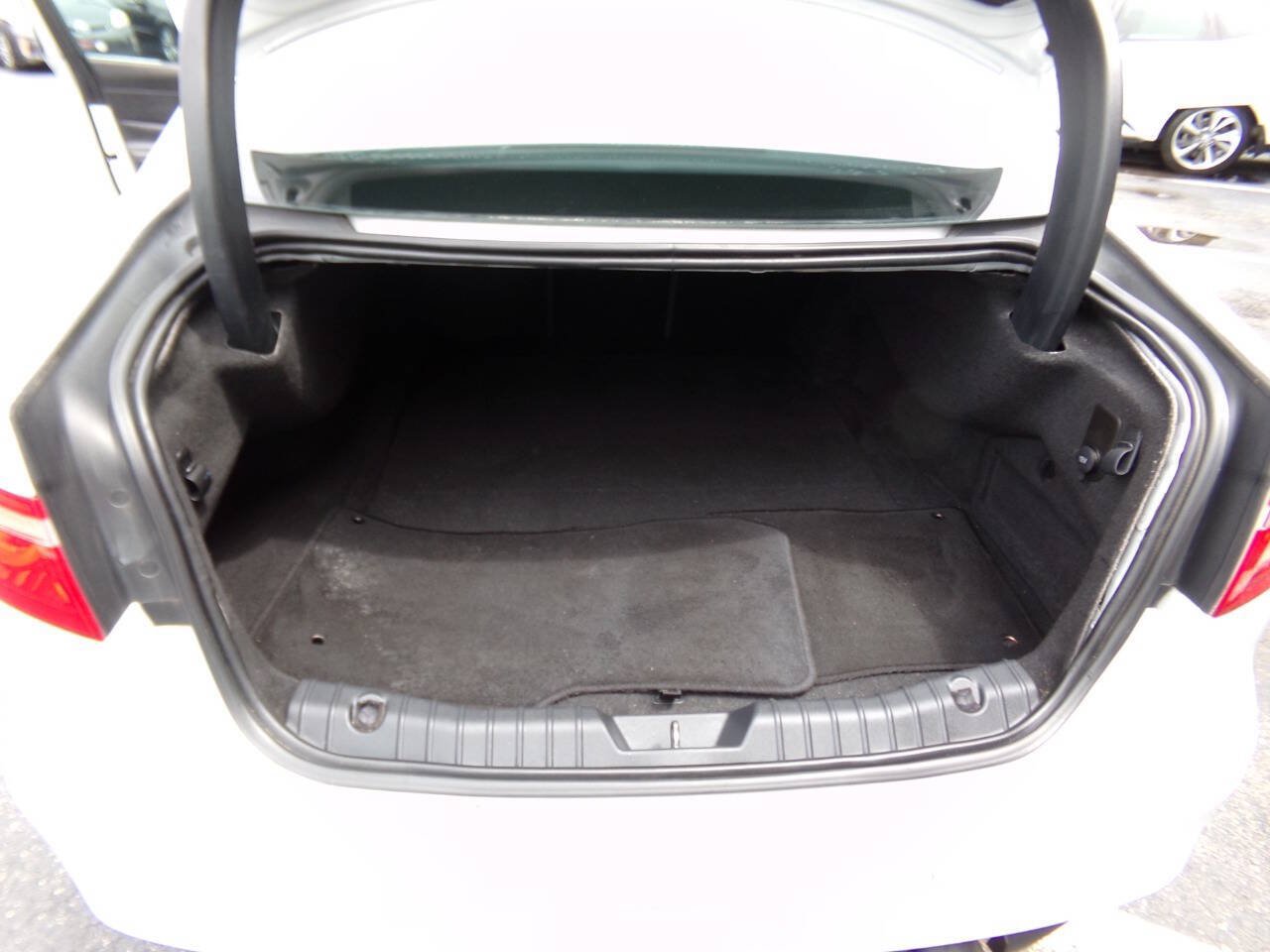 Used 2016 Jaguar XF Premium RWD image 25