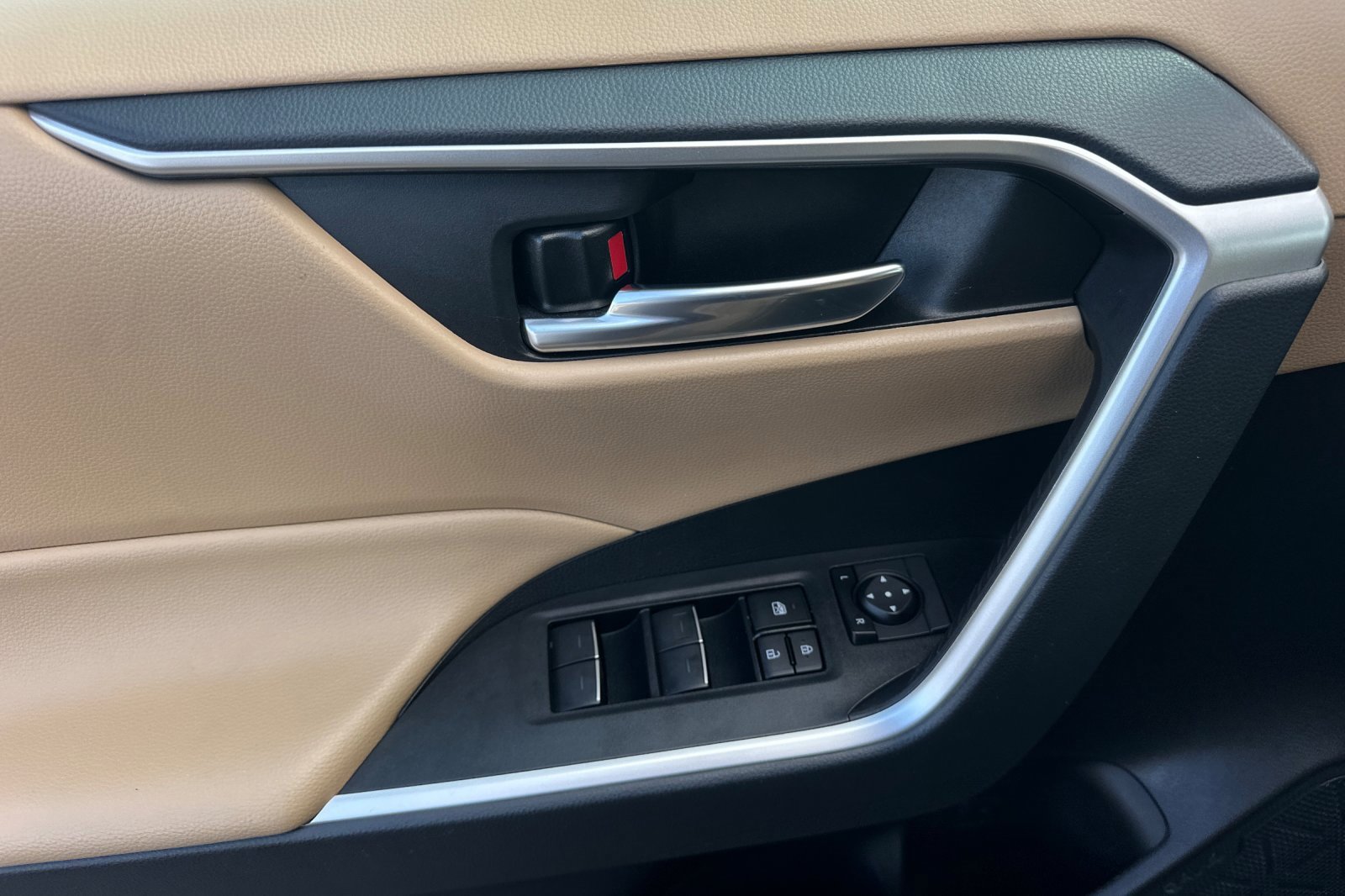 Used 2022 Toyota RAV4 XLE w/ Convenience Package image 11