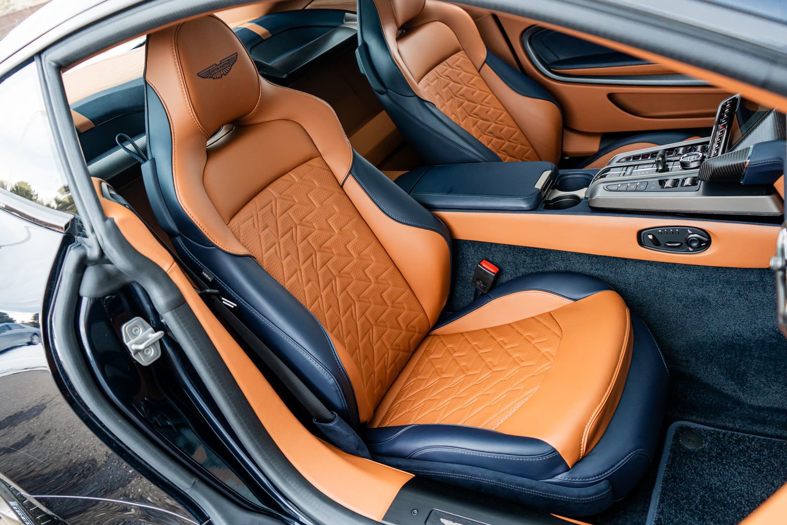 Used 2025 Aston Martin Vanquish V12 image 41