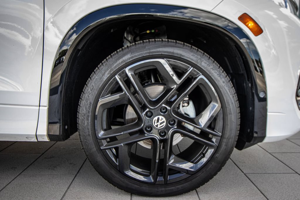 Certified 2026 Volkswagen Tiguan SE R-Line FWD image 5