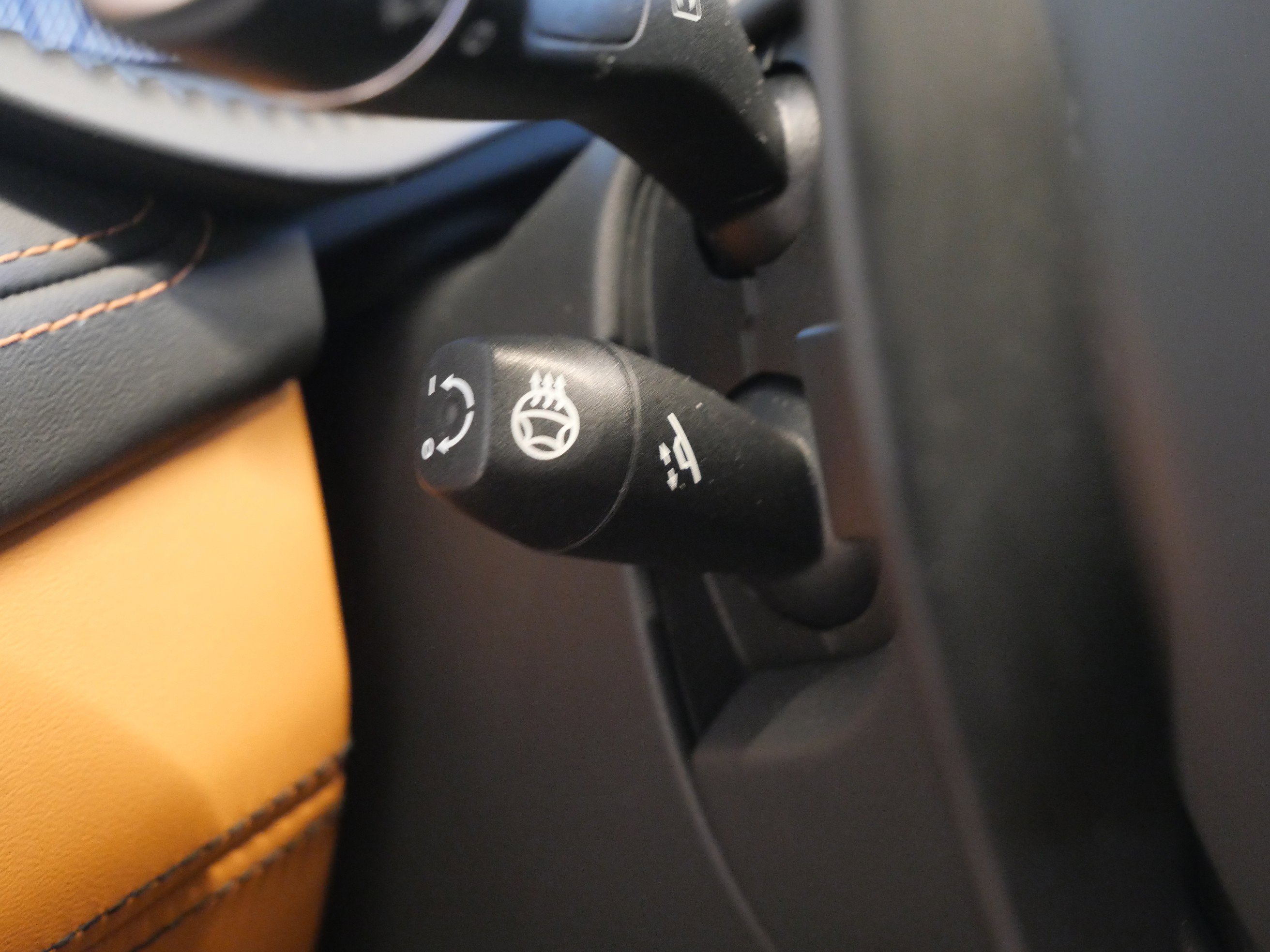 Used 2023 Aston Martin DBX image 28