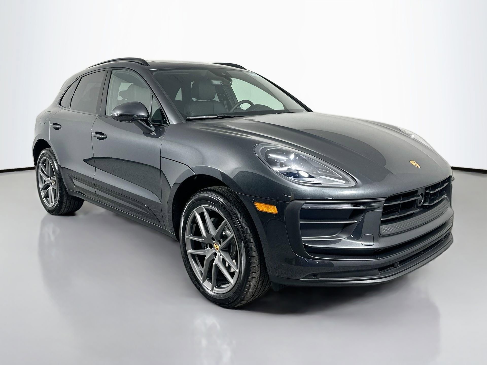 Certified 2025 Porsche Macan image 9