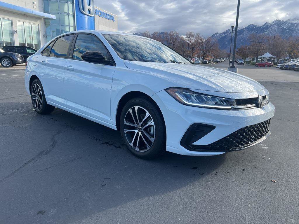 Used 2025 Volkswagen Jetta Sport image 3