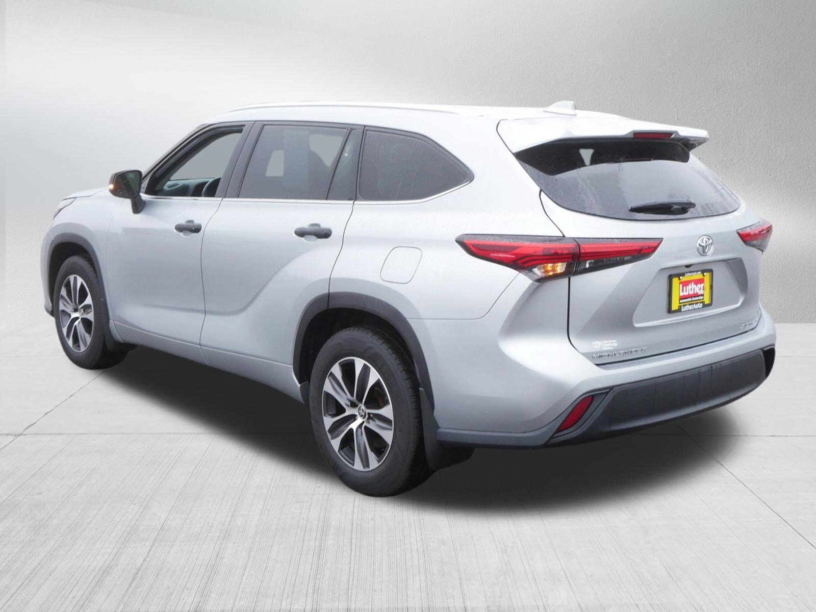 Used 2020 Toyota Highlander XLE AWD/4WD image 5