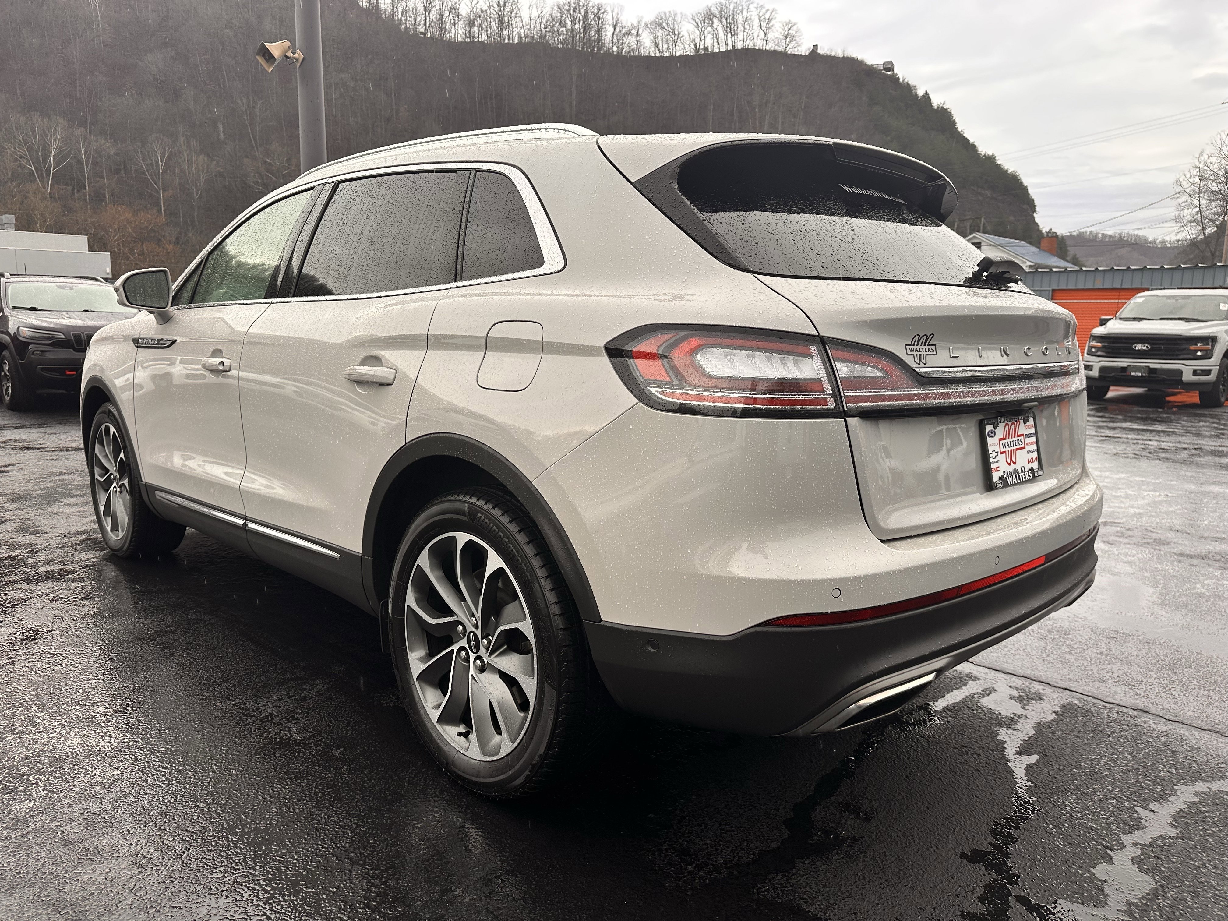 Used 2023 Lincoln Nautilus Reserve w/ Equipment Group 201A image 3