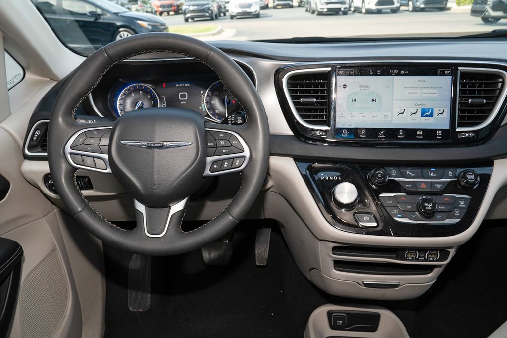 Used 2024 Chrysler Pacifica Touring-L image 7