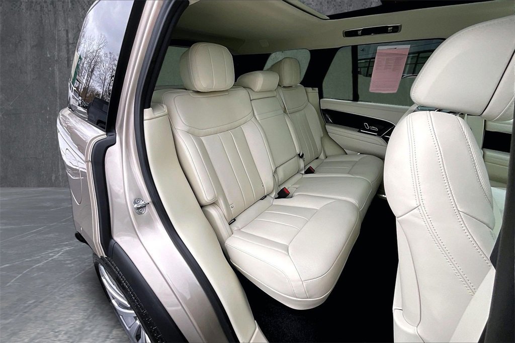 Used 2025 Land Rover Range Rover SE image 25