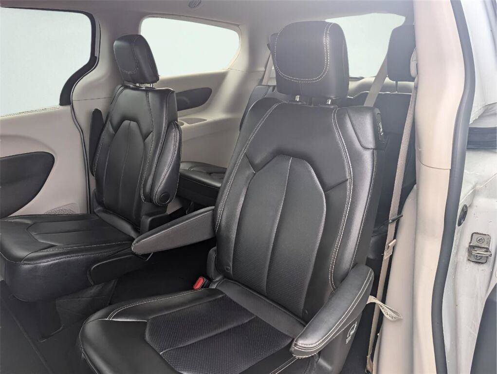 Used 2023 Chrysler Pacifica Touring-L FWD image 31