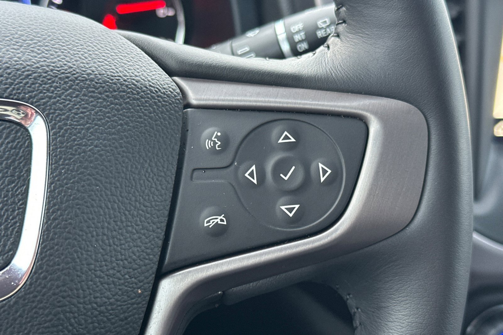 Used 2022 GMC Acadia AT4 w/ Technology Package image 40