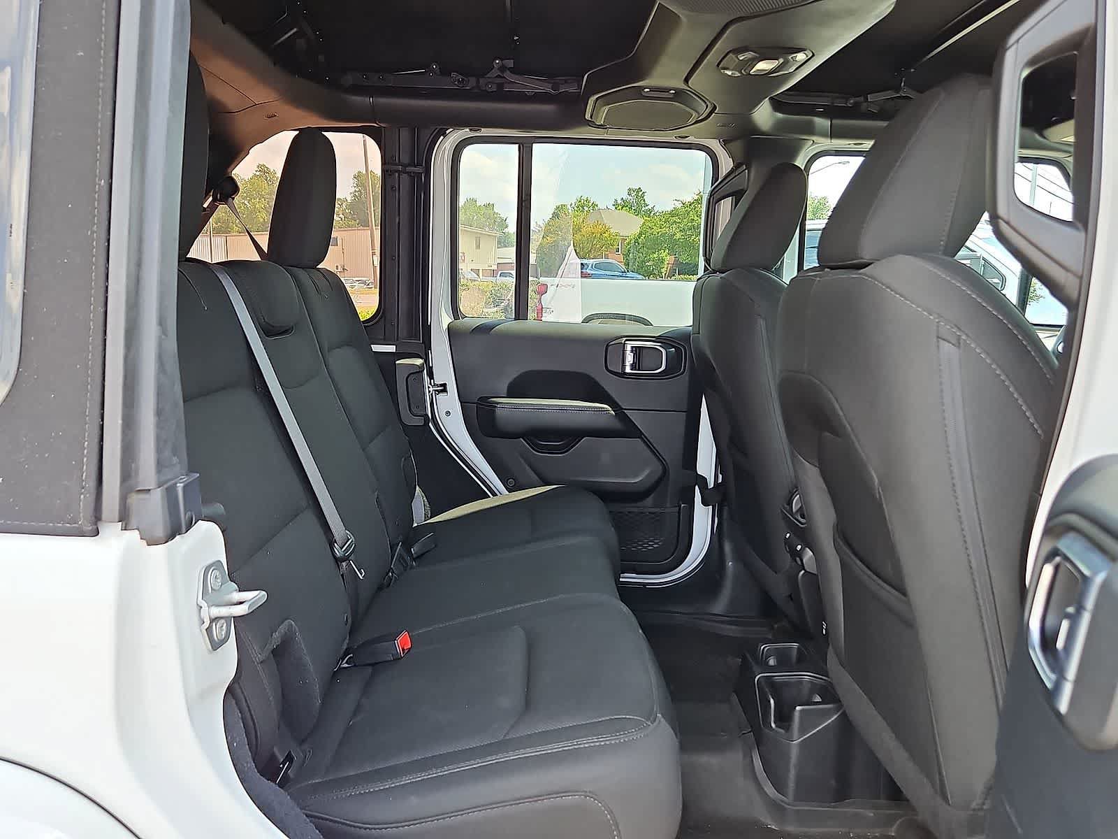 Used 2018 Jeep Wrangler Unlimited Sahara AWD/4WD image 32