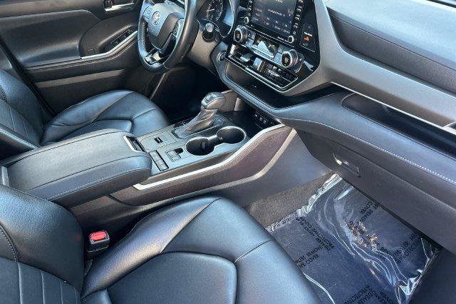 Used 2021 Toyota Highlander XLE FWD image 18