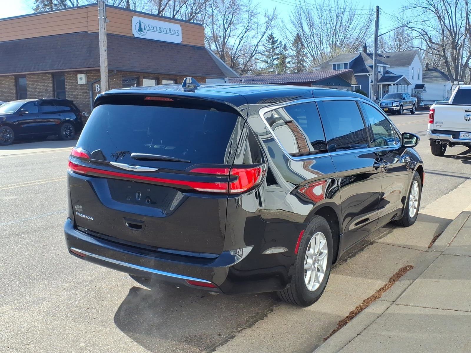Used 2025 Chrysler Pacifica Select FWD image 5
