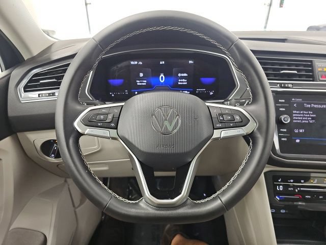 Used 2023 Volkswagen Tiguan SE w/ Panoramic Sunroof Package AWD/4WD image 17