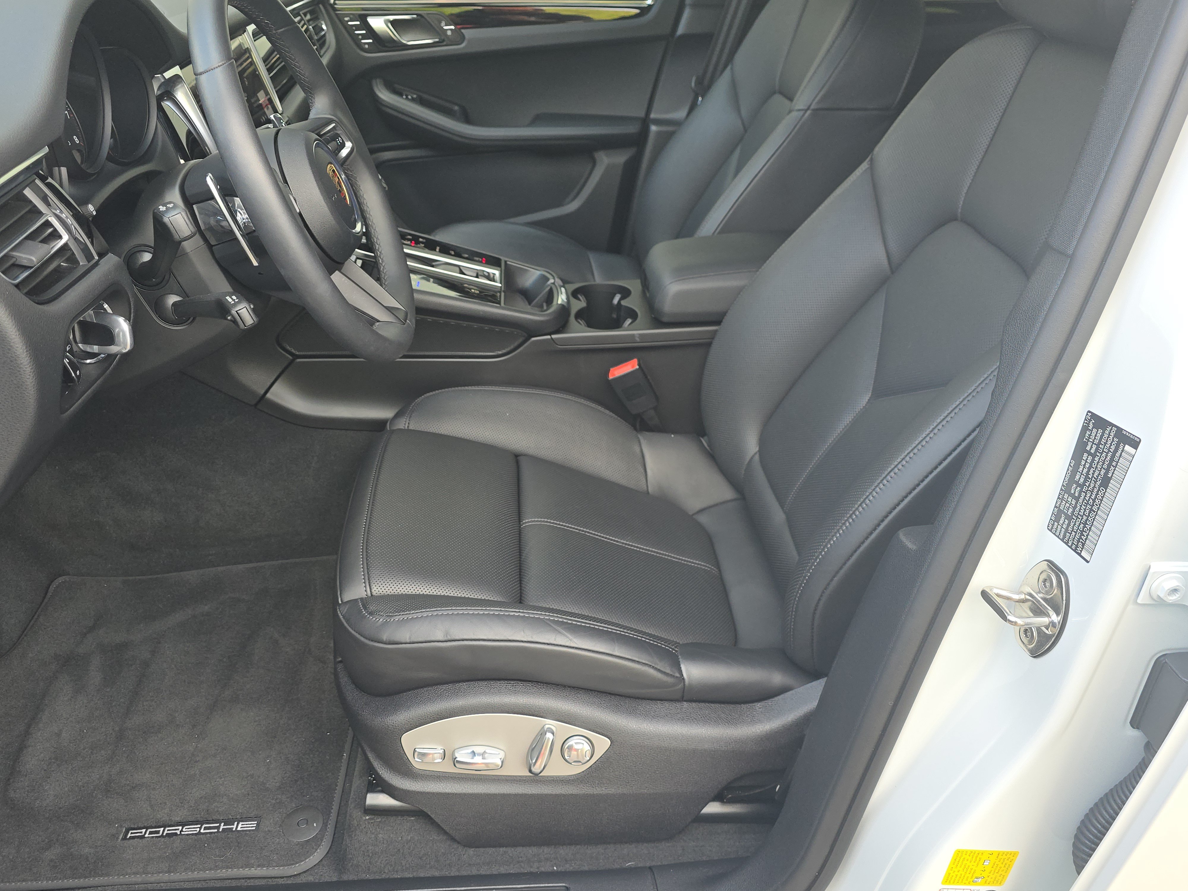 Certified 2025 Porsche Macan AWD/4WD image 5